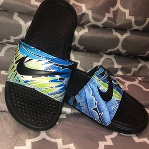 NIKE slides (never worn)